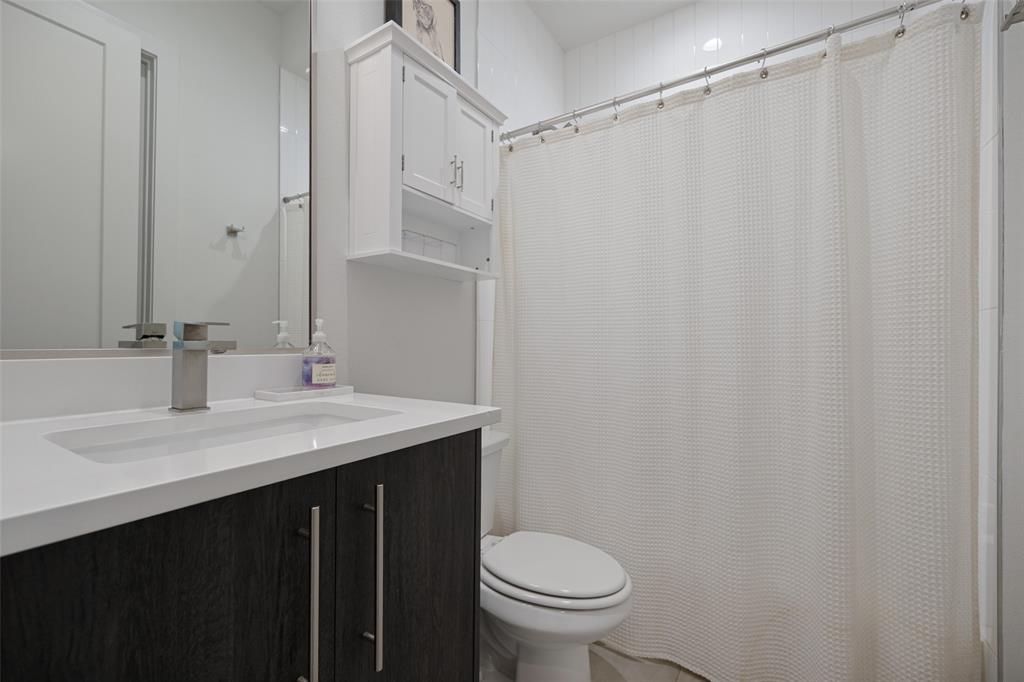 2nd full bath- ensuite to 2nd bedroom and hallway