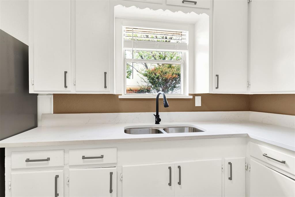 Kitchen features Quartz Countertop and Stainless Steal appliances. Kitchen features Quartz Countertop and Stainless Steal appliances.