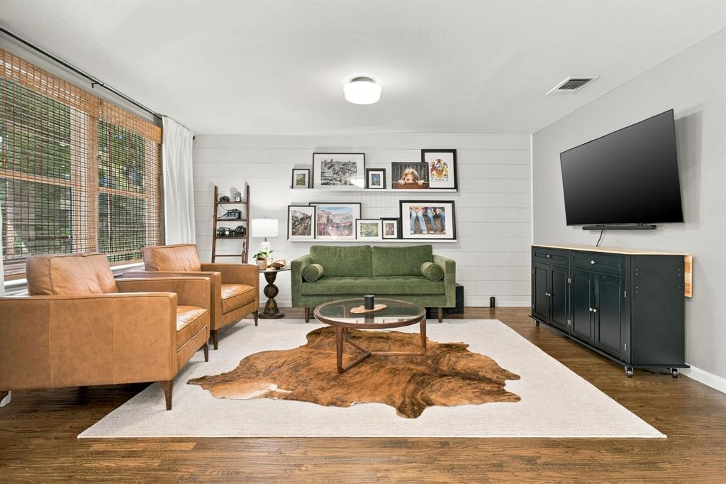 Great space that can be a formal dining room or family room Great space that can be a formal dining room or family room