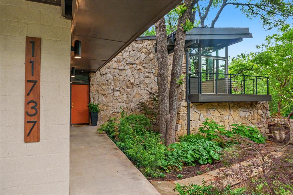 Mid-century modern with multiple balconies at 11737 Rogue Way Mid-century modern with multiple balconies at 11737 Rogue Way