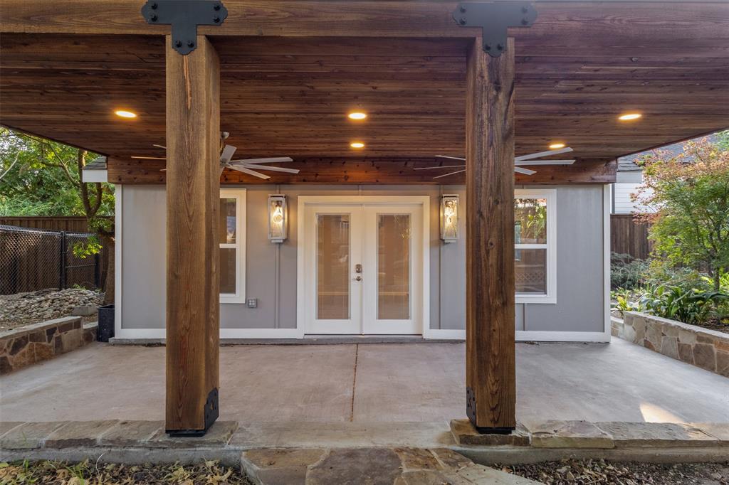 Building in backyard ideal for Office or Studio