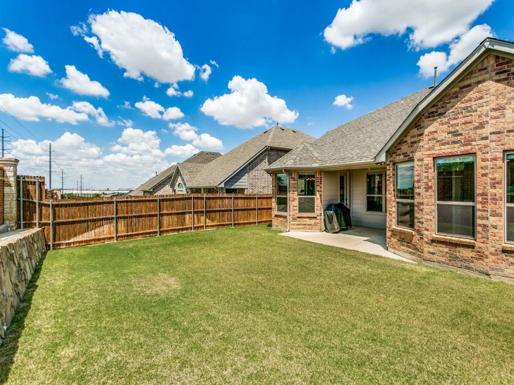 Another view of this private backyard with no neighbors behind!