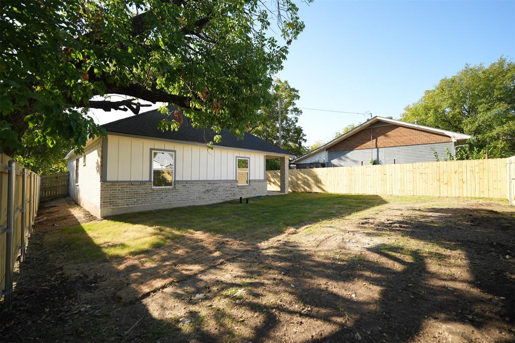 406 E Belknap Street, Ennis, TX 75119