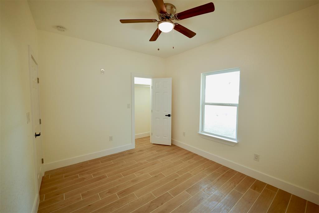 406 E Belknap Street, Ennis, TX 75119