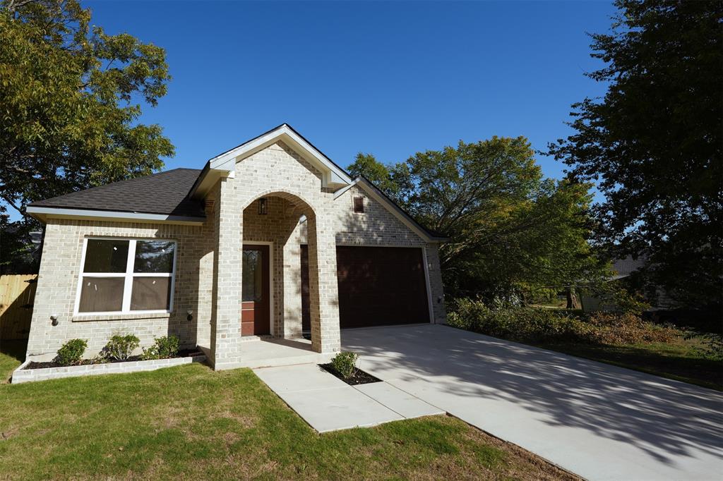 406 E Belknap Street, Ennis, TX 75119