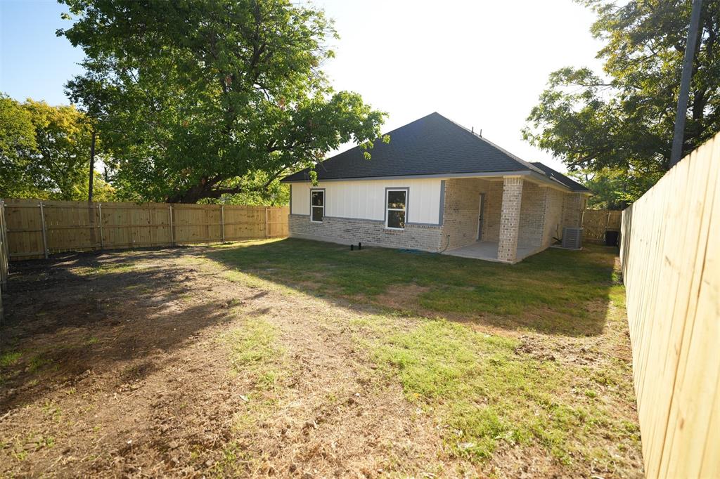 406 E Belknap Street, Ennis, TX 75119