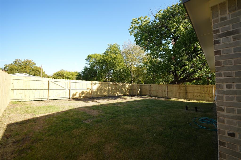 406 E Belknap Street, Ennis, TX 75119