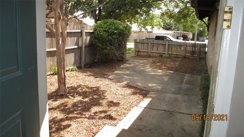 Private courtyard to front door Private courtyard to front door