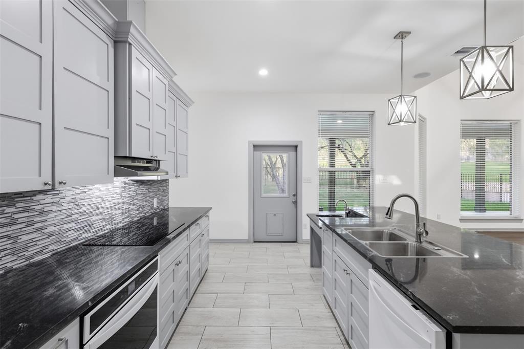2541 Town View Drive, Cedar Hill, TX 75104