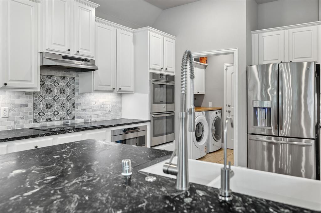 Double ovens and a convection cooktop.