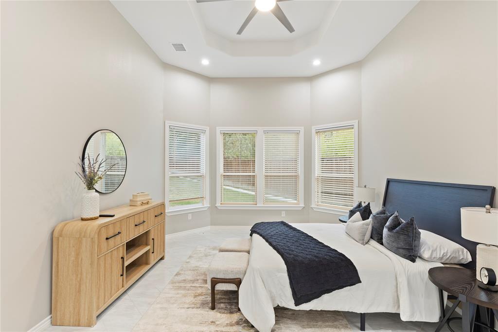 Tray ceiling with a ceiling fan and recessed lighting
