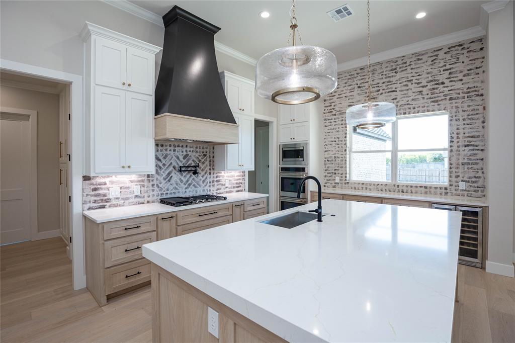 Comes with Cafe Collection Appliances. Comes with Cafe Collection Appliances.