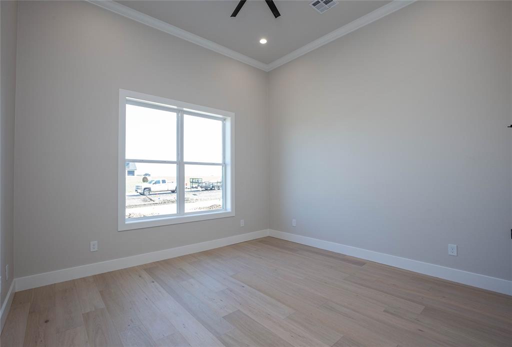 Large Bedroom w/ ensuite bathroom.
