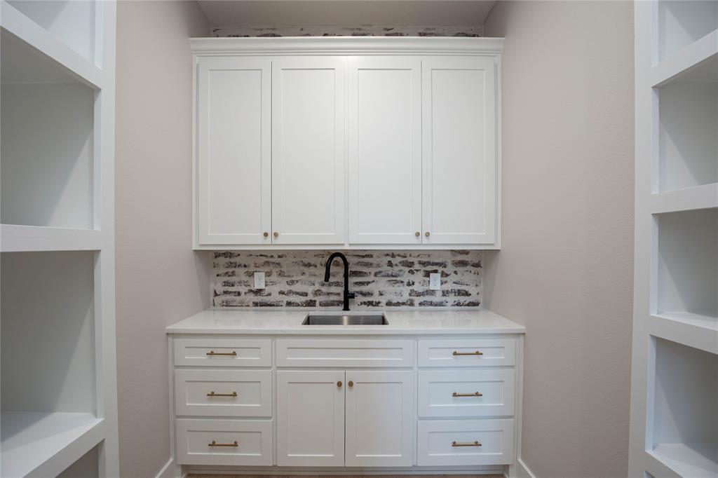 Extra sink in the pantry.