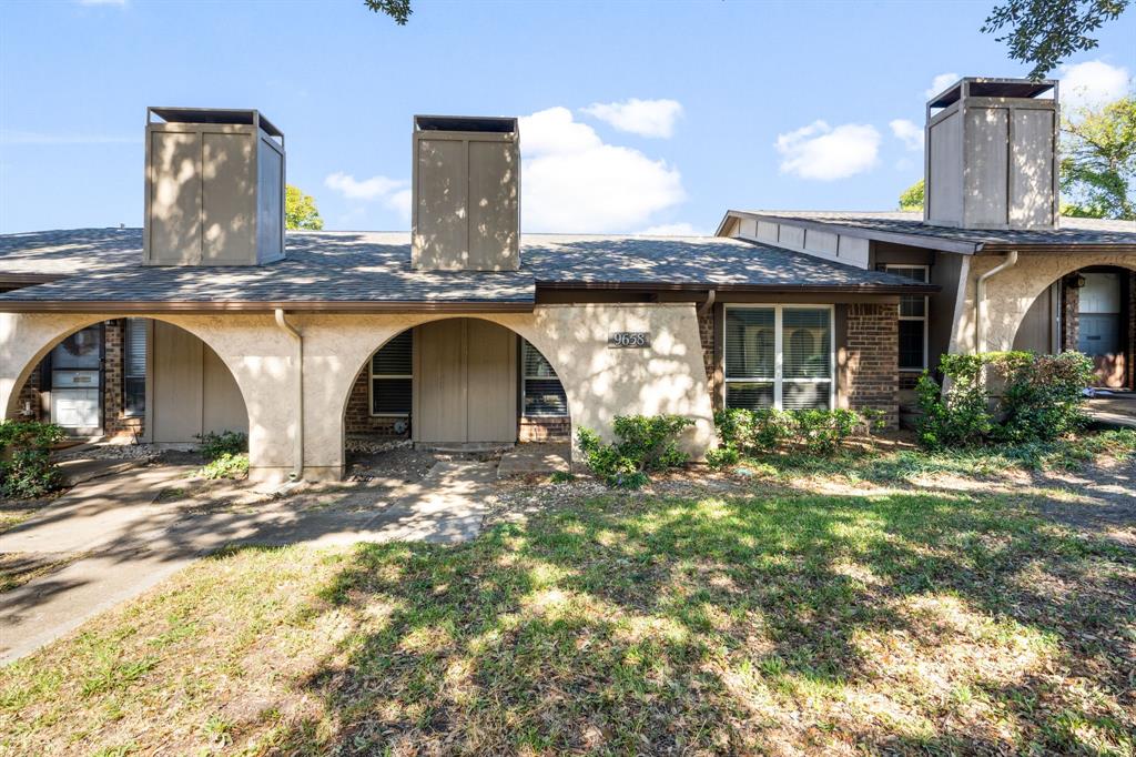 Beautiful townhome and the HOA takes care of the front. Beautiful townhome and the HOA takes care of the front.