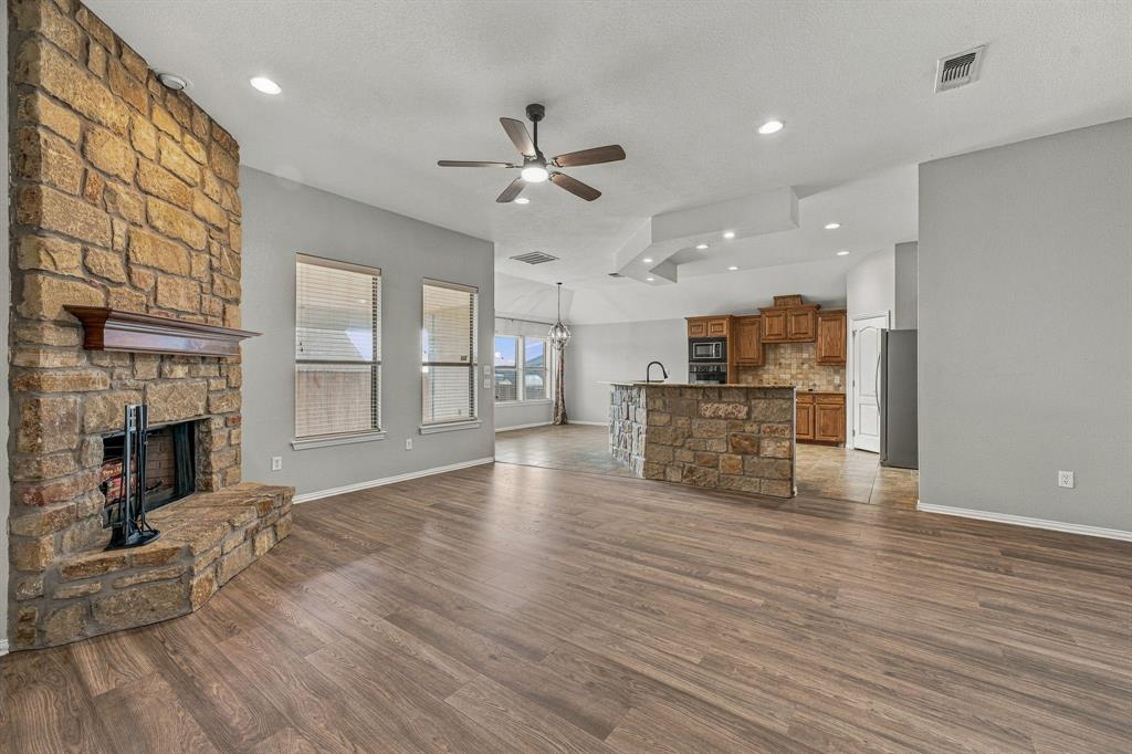 914 Winding Road, Granbury, TX 76049