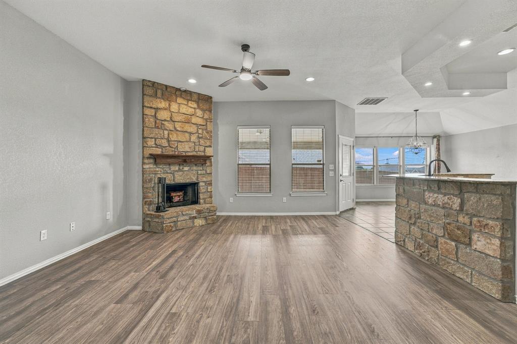 914 Winding Road, Granbury, TX 76049