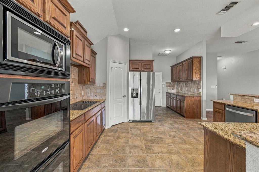 914 Winding Road, Granbury, TX 76049
