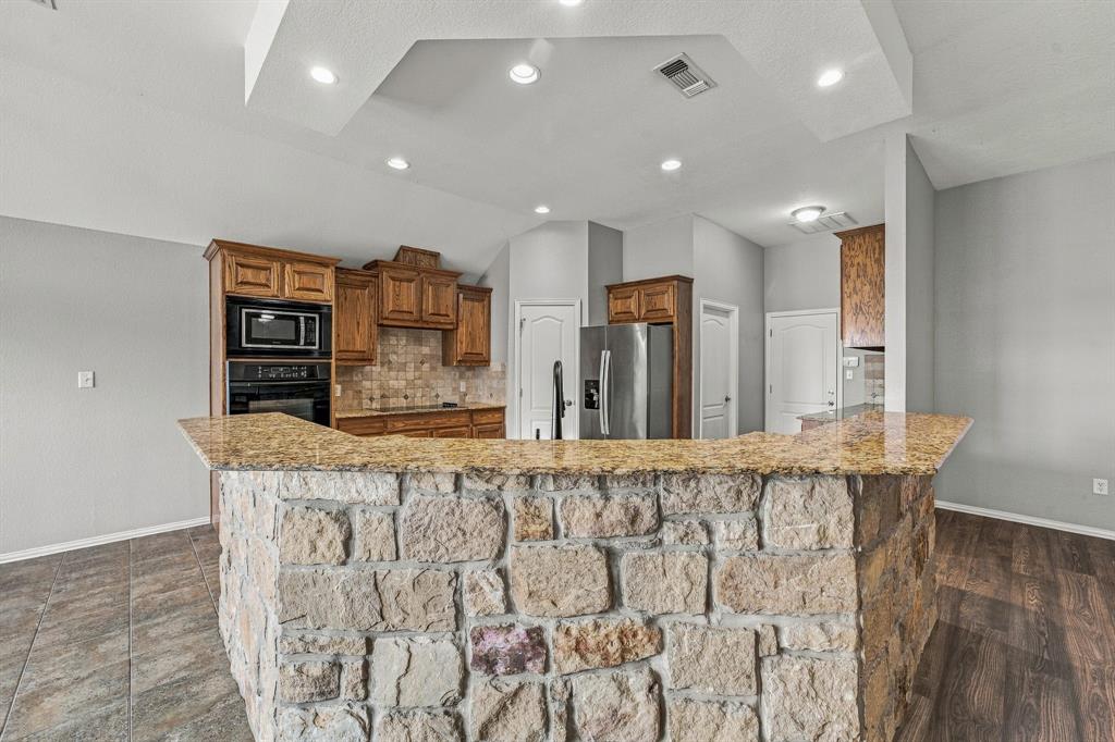 914 Winding Road, Granbury, TX 76049