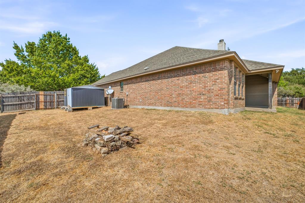 914 Winding Road, Granbury, TX 76049