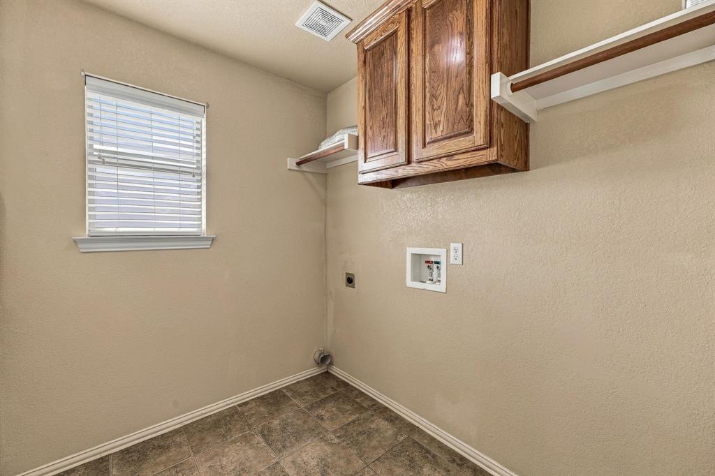 914 Winding Road, Granbury, TX 76049