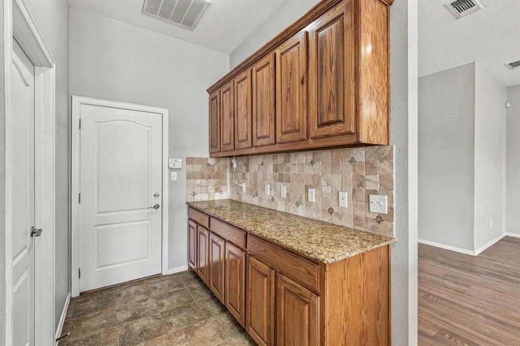 914 Winding Road, Granbury, TX 76049