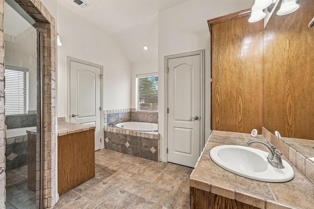 914 Winding Road, Granbury, TX 76049