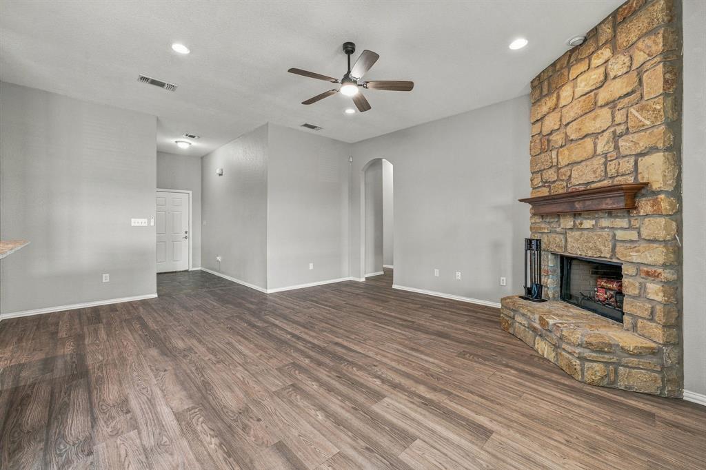 914 Winding Road, Granbury, TX 76049