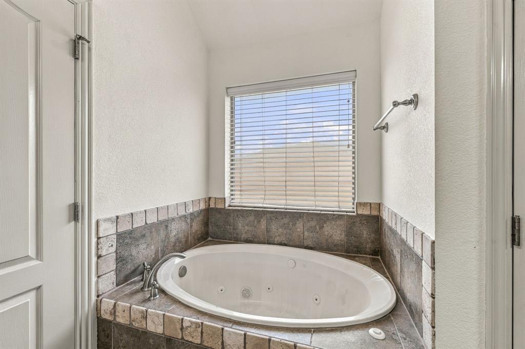 914 Winding Road, Granbury, TX 76049