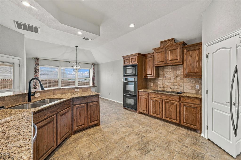 914 Winding Road, Granbury, TX 76049