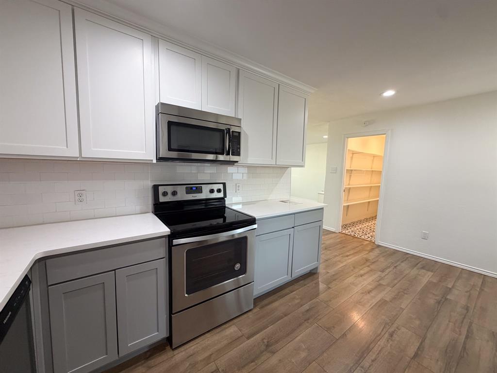 616 E Avenue E, Midlothian, TX 76065 616 E Avenue E, Midlothian, TX 76065