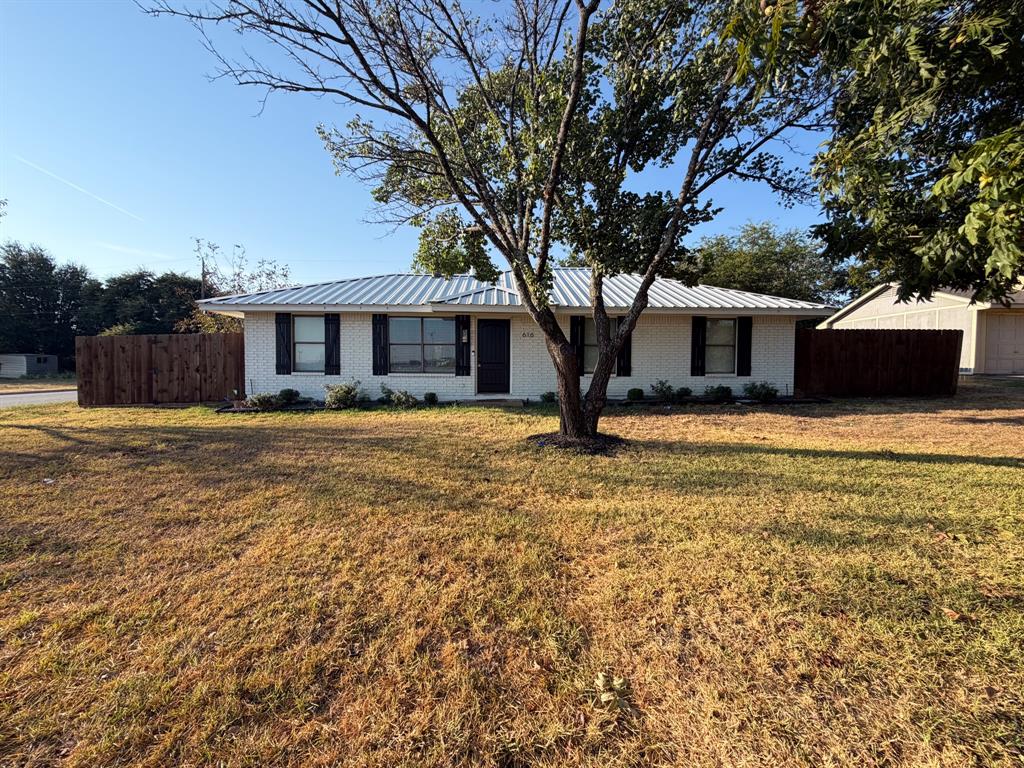 616 E Avenue E, Midlothian, TX 76065 616 E Avenue E, Midlothian, TX 76065