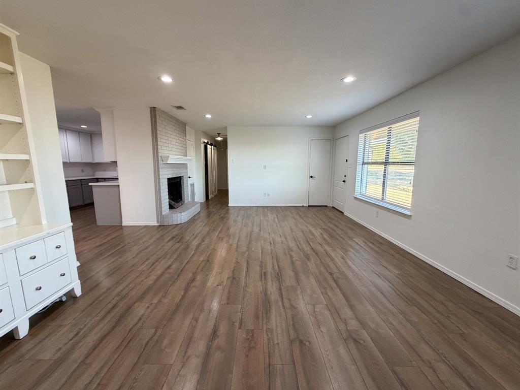 616 E Avenue E, Midlothian, TX 76065 616 E Avenue E, Midlothian, TX 76065