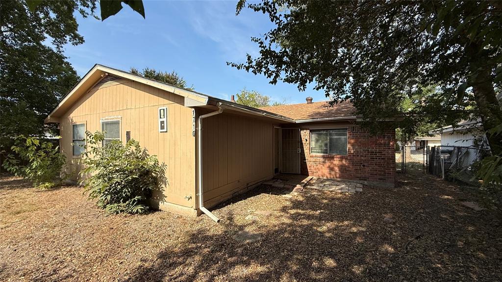 Single-story residence featuring a combination of brick and siding exterior