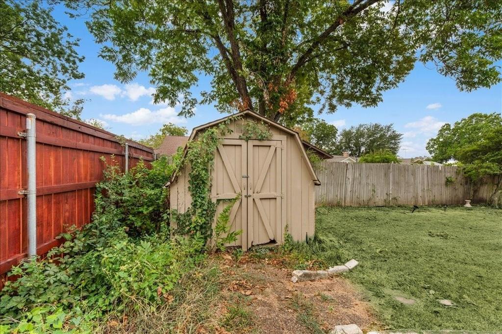 8933 Kincaid Drive, Benbrook, TX 76116