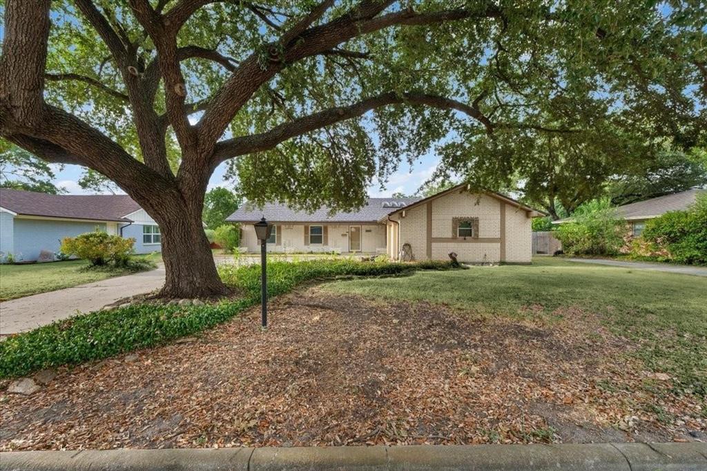 8933 Kincaid Drive, Benbrook, TX 76116