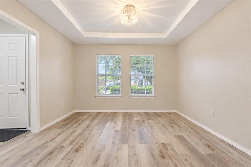 Formal dining or sitting area! Formal dining or sitting area!