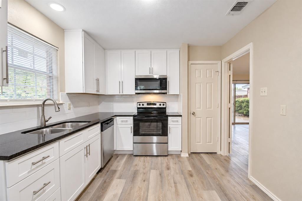 Stainless appliances and soft close doors and drawers