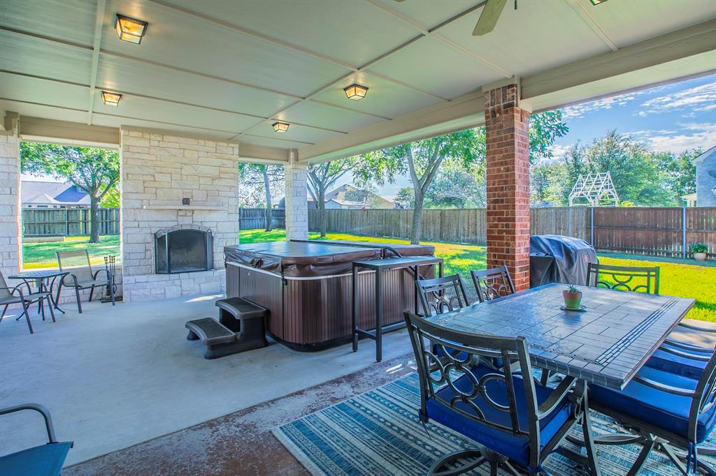 120 Crestbrook Court, Midlothian, TX 76065