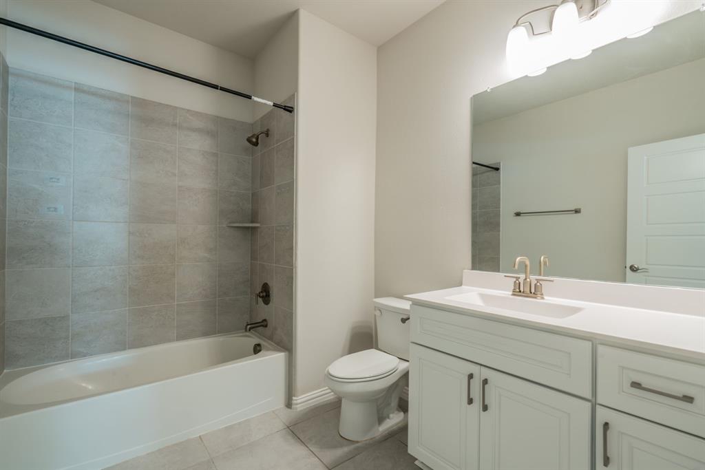 Bath between front two bedrooms