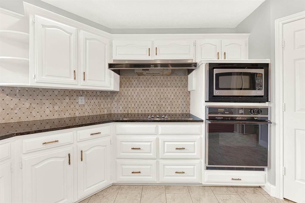 Built-in double wall ovens anchor a clean, symmetrical workstation designed for effortless meal preparation. You can easily picture roasting a festive dinner while enjoying a stress-free cooking experience.