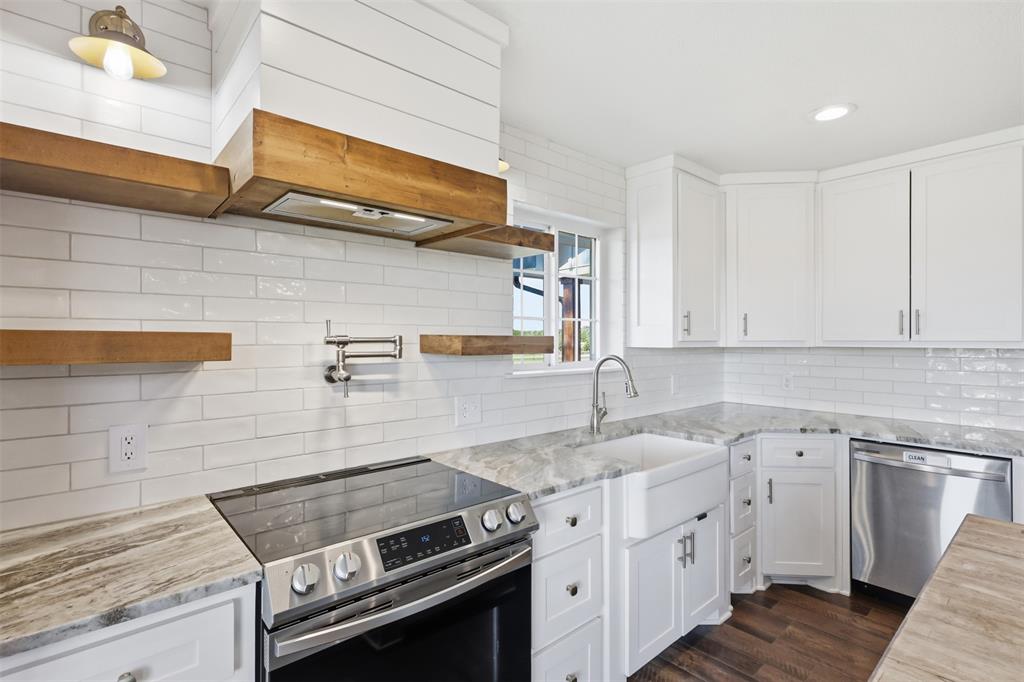 a porcelain farmhouse sink, of course