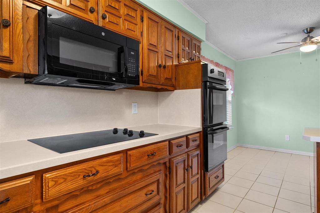Kitchen complete with double oven, perfect for hosting