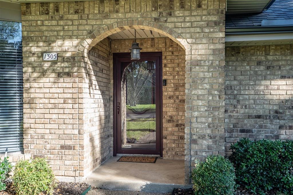 Warm and welcoming front entry