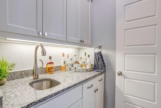 wet bar between bedrooms