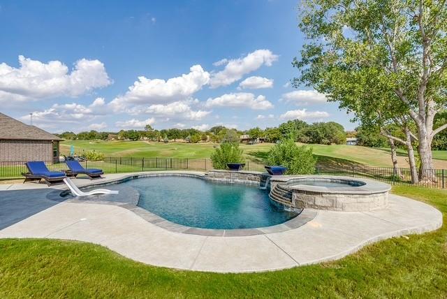 Resort style pool with spa and tanning ledge