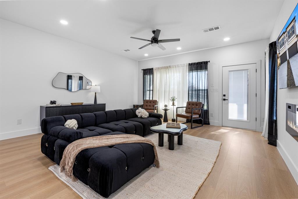 1511 S Barry Avenue, Dallas, TX 75223