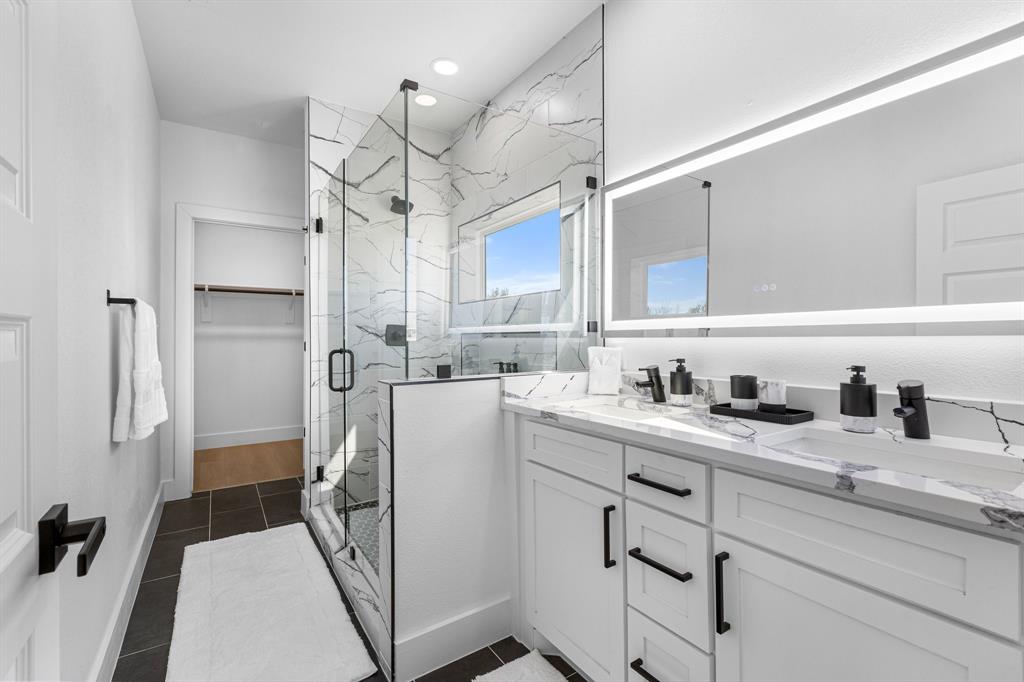 1511 S Barry Avenue, Dallas, TX 75223