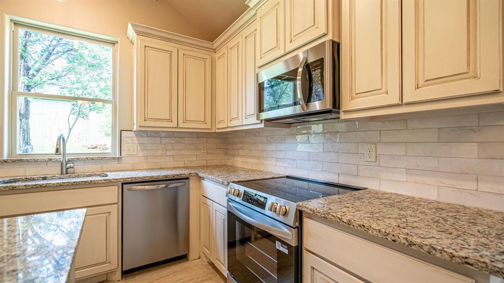 Stainless appliances and granite countertops
