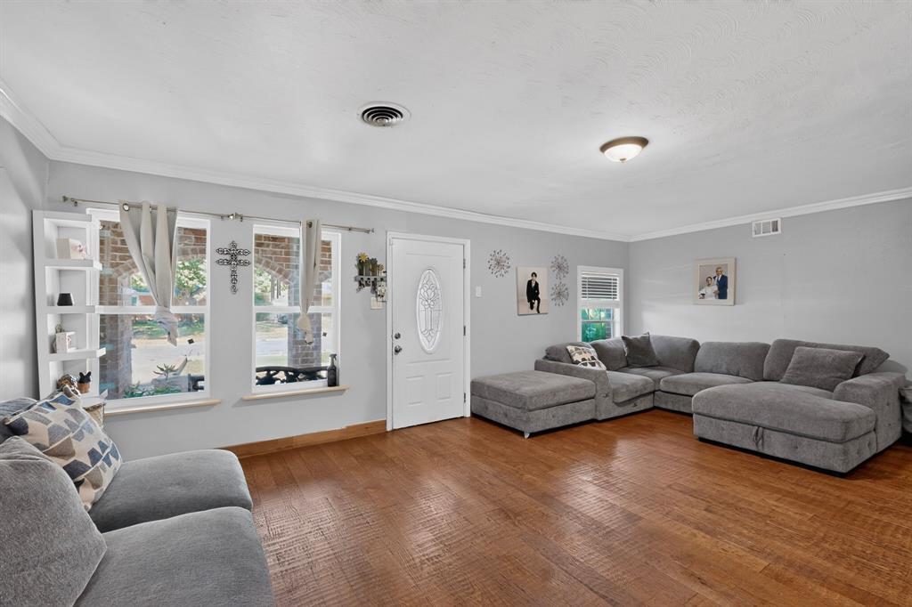 2520 Hillsboro Avenue, Dallas, TX 75228